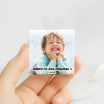 Pequeno quadrado com foto de menino sorridente e texto personalizado