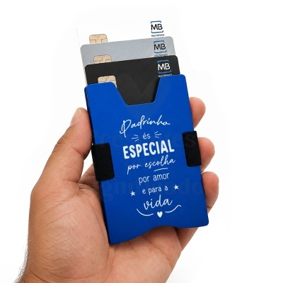 Carteira porta-cartões azul com texto personalizado segurada numa mão com cartões bancários