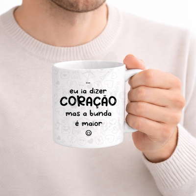 Caneca branca com texto humorístico e padrão cinza clara, segurada por mão