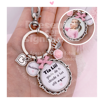 Chaveiro metálico com várias peças e texto em português