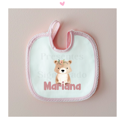 Babete branco com borda cor-de-rosa e estampa de urso com nome Mariana