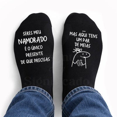 Meias pretas com texto em português e desenho branco.