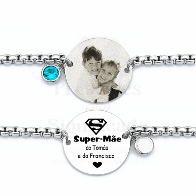 Pulseira prateada com medalhão personalizado com foto e gravação Super-Mãe do Tomás e do Francisco.