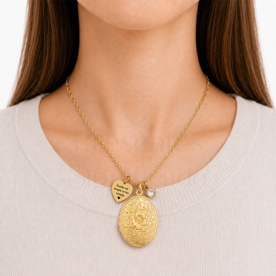 Colar dourado com medalhão floral, pendente em forma de coração com texto e pendente com pedra clara