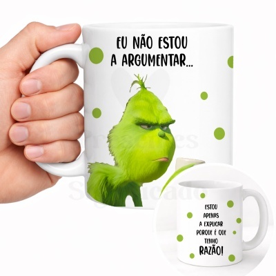 Caneca branca com desenho do Grinch e texto humorístico em português.