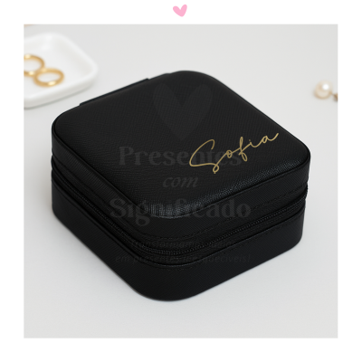 Estojo preto quadrado com nome 'Sofia' dourado sobre fundo branco