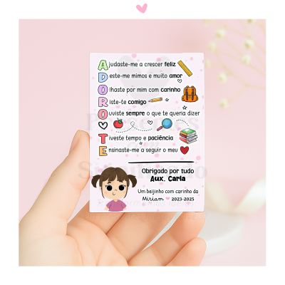 Cartão ilustrado com texto colorido, desenhos de escola e mensagem de agradecimento com ilustração de menina