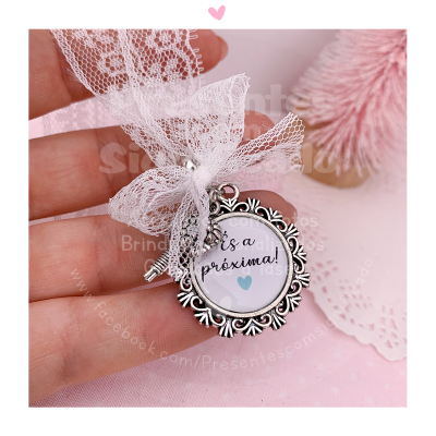 Fivela decorativa metálica com laço de renda e texto 
