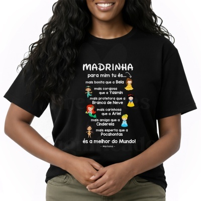 T-shirt preta com texto e ilustrações de princesas para madrinha