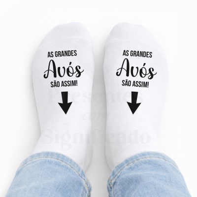 Meias brancas com texto em preto sobre avós e setas, usadas com calças de ganga