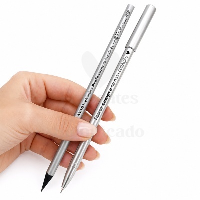 Lápis e caneta metálicos prateados com inscrições em preto sobre fundo branco
