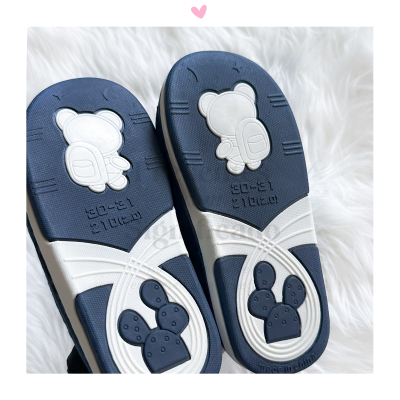Solas de chinelos azuis e brancas com desenhos em relevo