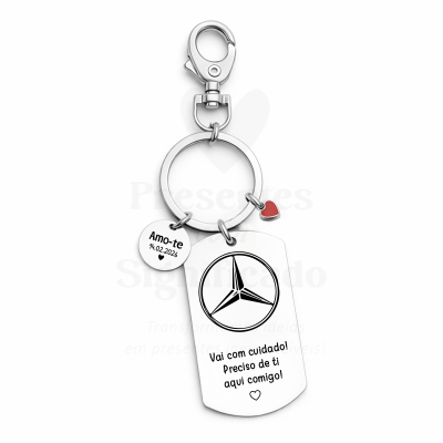 Porta-chaves metálico com pendentes e inscrições em português.