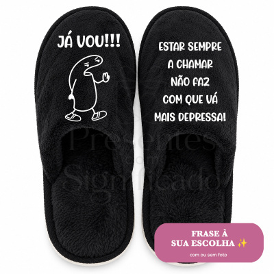 Pantufas pretas com frases divertidas em português e desenho de personagem.