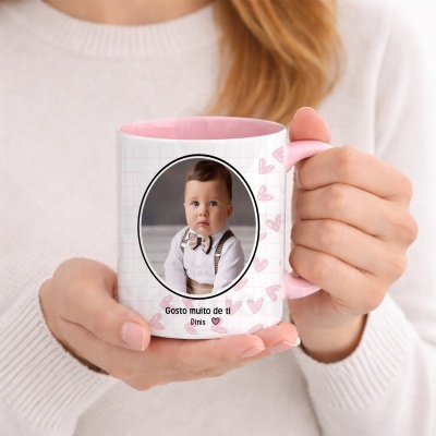 Caneca personalizada com foto de bebé e texto em português.
