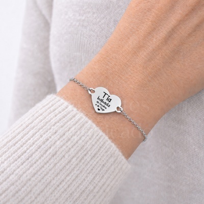 Pulseira prateada com coração gravado Tia babada no pulso