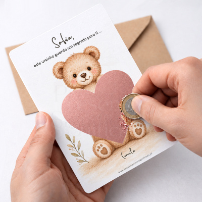 Cartão com ursinho e coração rosa riscador, texto personalizado e envelope castanho.