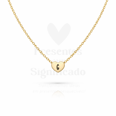 Colar dourado com pendente em forma de coração com a letra G