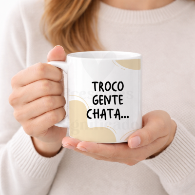 Caneca branca com texto e padrão bege sendo segurada