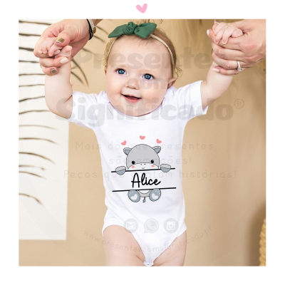 Bebé com body branco personalizado com desenho de hipopótamo e nome Alice