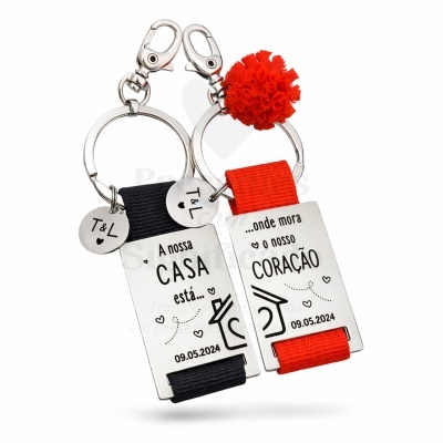 Par de porta-chaves com placas metálicas e fitas vermelha e preta