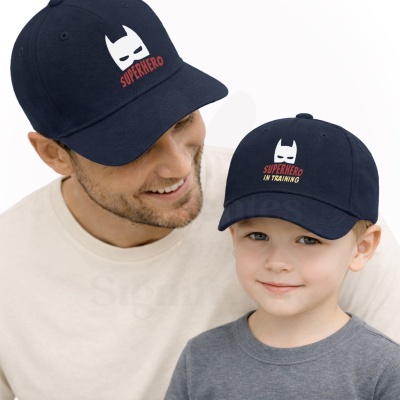 Bonés azuis escuros com máscara branca e texto vermelho e amarelo