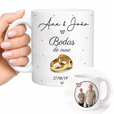 Caneca branca com design personalizado alusivo a Bodas de Ouro com texto e imagem de casal e alianças.
