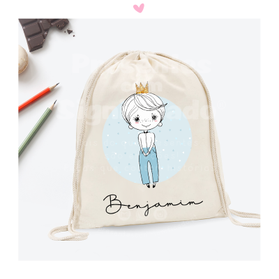 Mochila de cordão creme com desenho de menino coroado azul e nome Benjamin