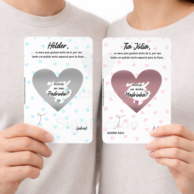 Cartões de convite para padrinho e madrinha com corações para raspar