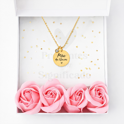Colar dourado com pendente Mãe da Noiva numa caixa branca com flores cor de rosa