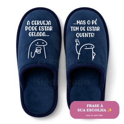 Chinelos azuis com texto e ilustrações brancas