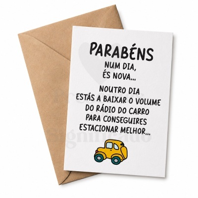 Cartão de felicitações branco com texto em preto e ilustração de carro amarelo com envelope castanho