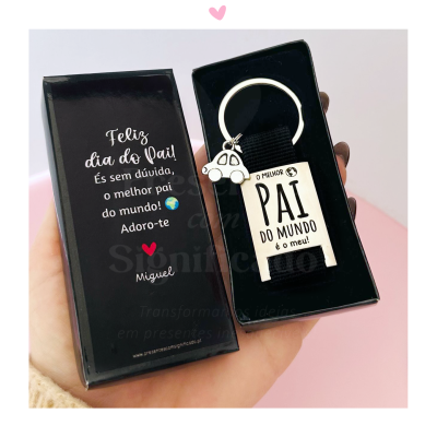 Chaveiro metálico com figura de carro e caixa preta com mensagem 