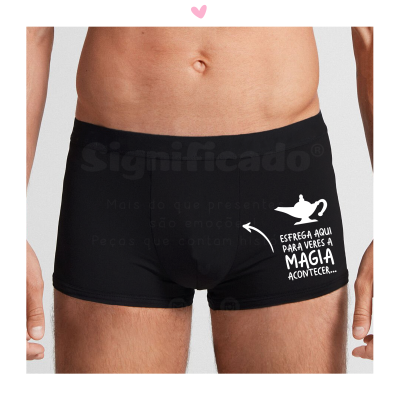 Cuecas pretas com estampa branca de lâmpada mágica e texto, usadas por homem