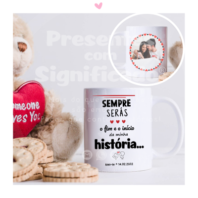 Caneca branca com texto e corações vermelhos junto a bolachas e ursinho de pelúcia com coração vermelho
