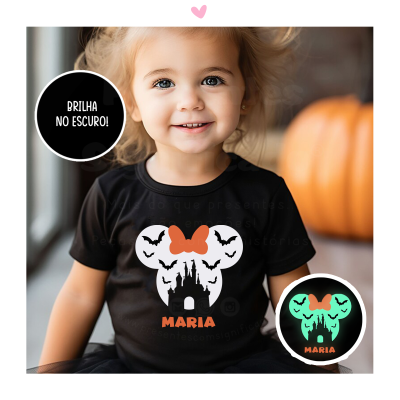 Criança com camiseta preta estampada com laço e morcegos que brilha no escuro