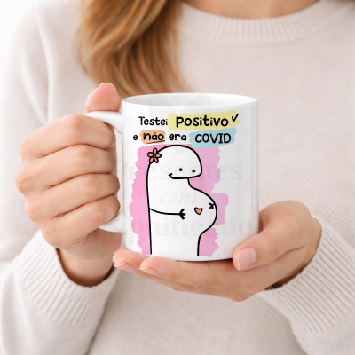 Caneca branca com ilustração de dinossauro cor-de-rosa e texto humorístico