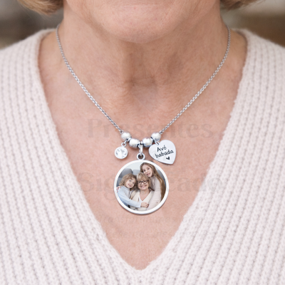 Colar prateado com pendentes de foto, coração com texto e moeda pequena