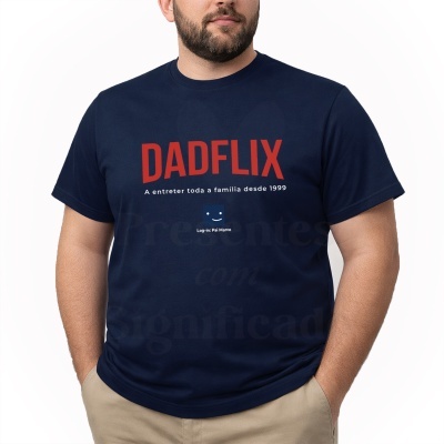 T-shirt azul escura com texto vermelho e branco DADFLIX perante, usada por homem.