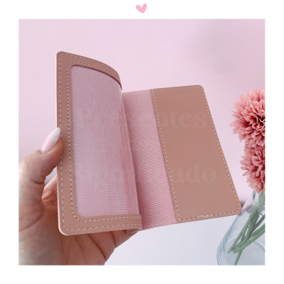 Carteira rosa clara em pele sintética e tecido com flores cor-de-rosa