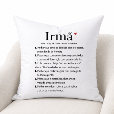 Almofada branca decorativa com texto em português sobre a palavra Irmã.