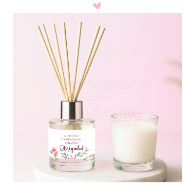 Conjunto difusor com varetas e vela branca em vidro com rótulo de gratidão