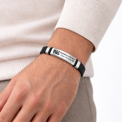 Pulseira preta com placa metálica gravada Pai Gostamos muito de ti Tiago e Margarida ♥ num pulso masculino