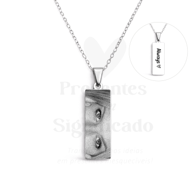Colar prateado com pendente retangular gravado