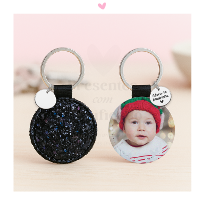 Dois porta-chaves redondos, um brilhante negro e outro com foto de bebé e placa com texto