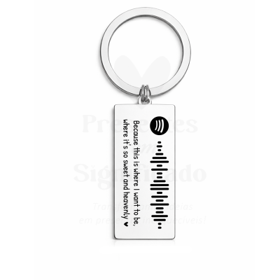 Porta-chaves metálico retangular prateado com padrão gráfico e frase em inglês