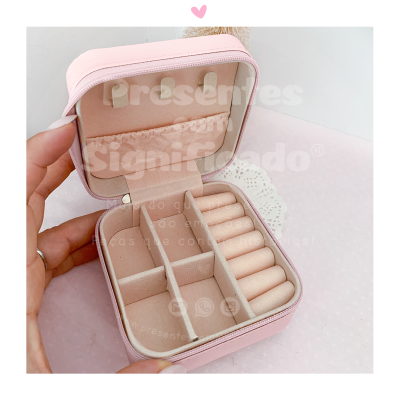 Estojo organizador de joias rosa claro com interior bege e vários compartimentos