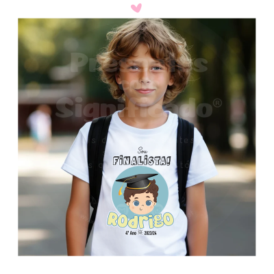 Camiseta branca com estampa de finalista e personagem cartoon