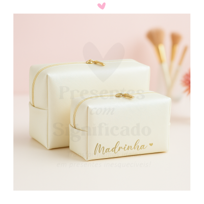 Duas bolsas de maquilhagem creme com fecho dourado, uma com palavra 