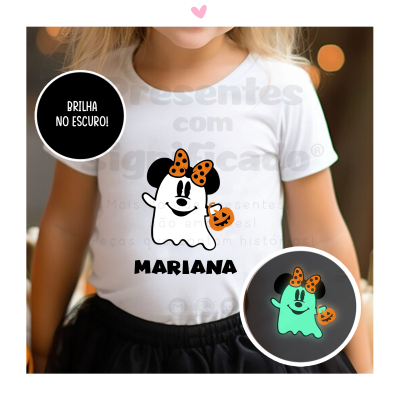 Camisola branca infantil com estampa de fantasma de Halloween com laço e saco de doces laranja e nome MARIANA.